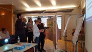 Projektmitarbeiter und Leistungsträger diskutieren vor einigen Flipcharts